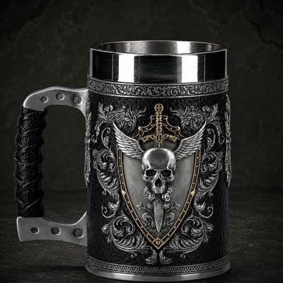Chope de l'Épée Vaillante en résine avec intérieur en acier inoxydable, motif crâne ailé et bouclier argenté sur fond d’ardoise sombre médiévale.