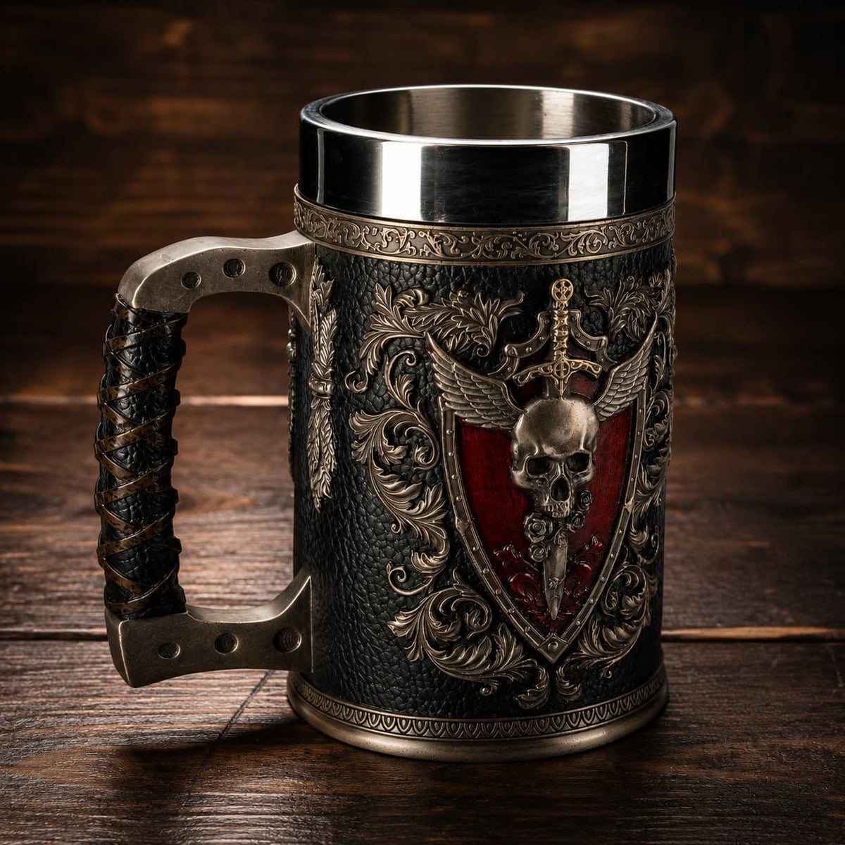 Chope de l'Épée Vaillante en résine et acier inoxydable présentée en vue angle sur une table en bois ancien sombre.