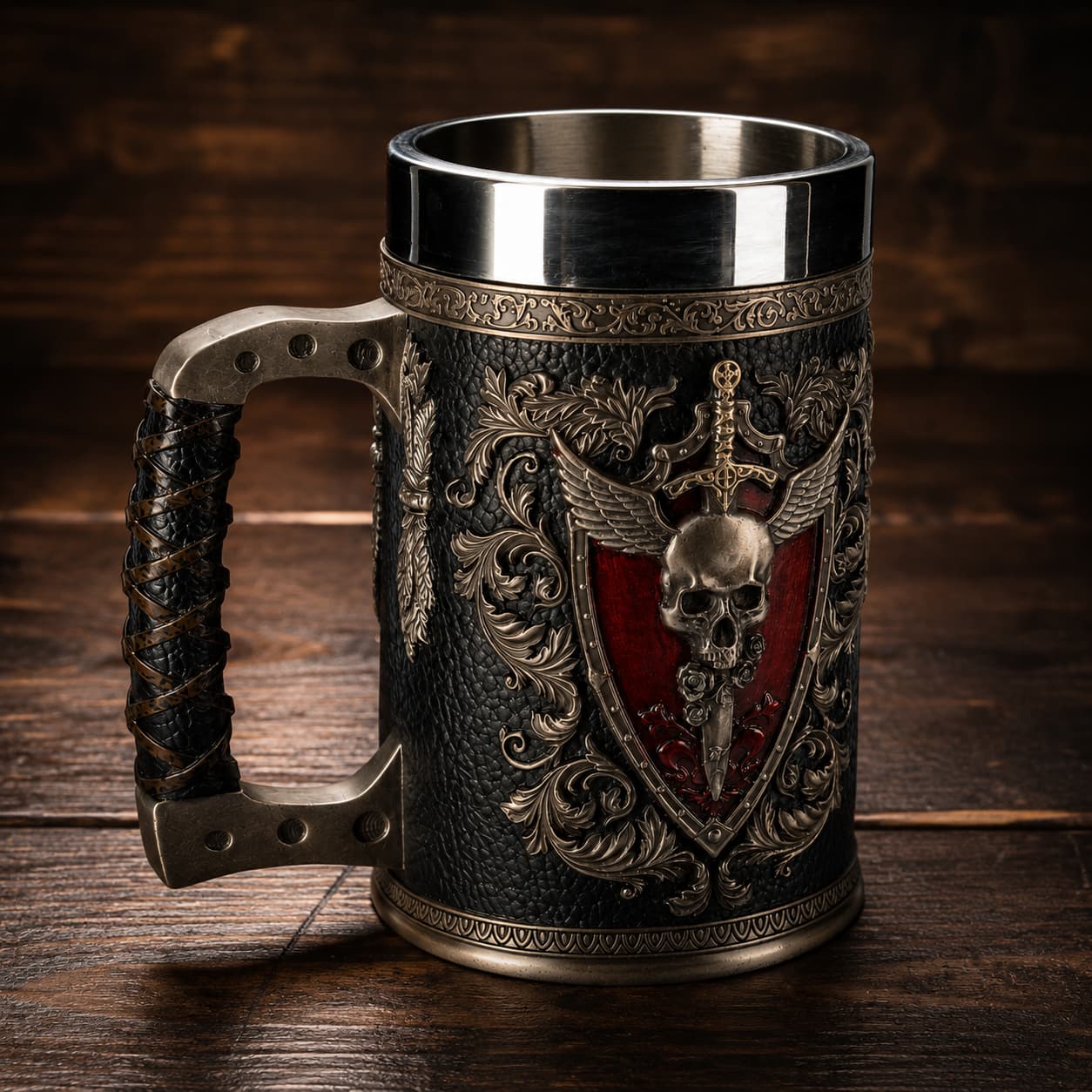 Chope de l'Épée Vaillante en résine et acier inoxydable présentée en vue angle sur une table en bois ancien sombre.