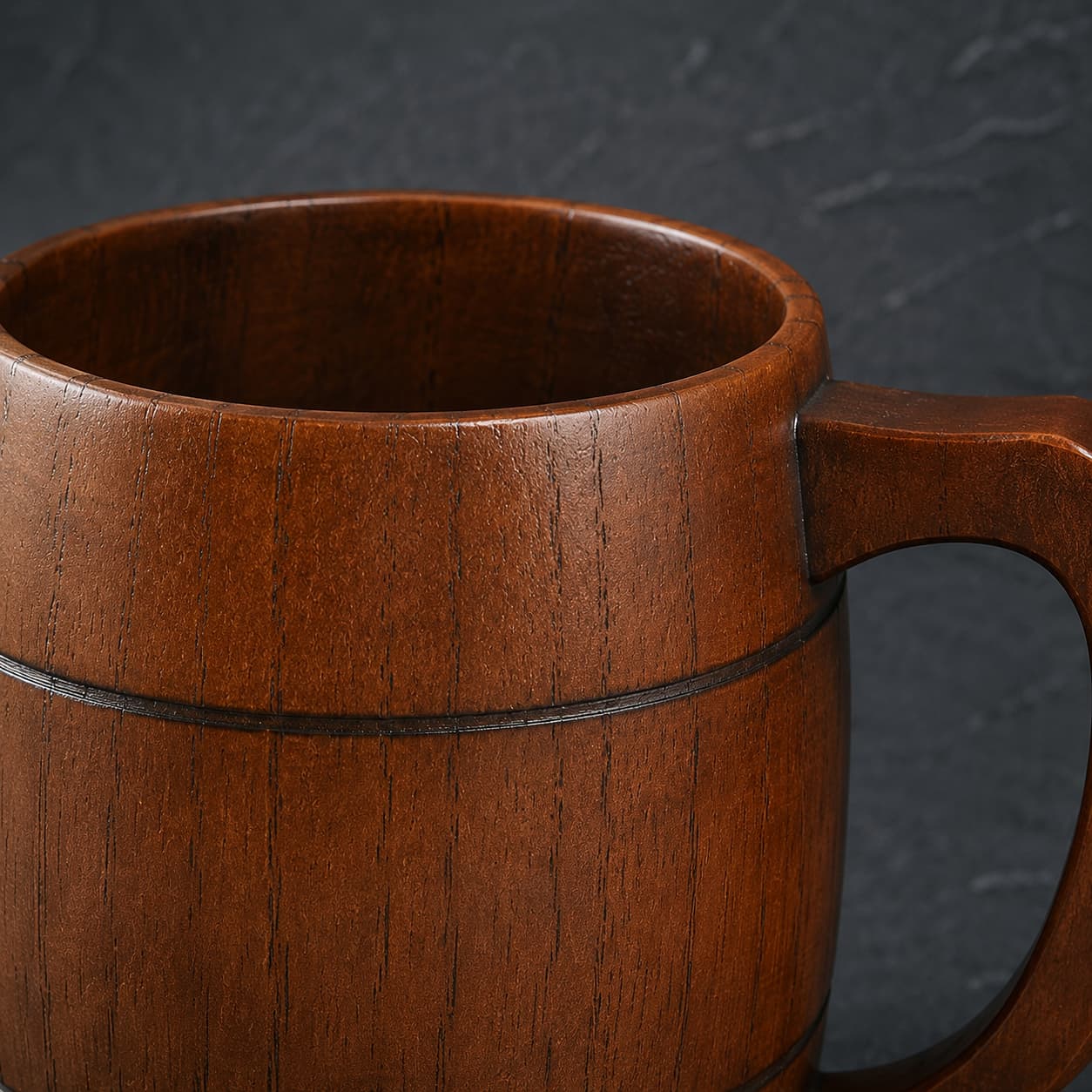 Gros plan sur la texture du bois naturel de la Chope de la Commanderie avec veinage apparent.