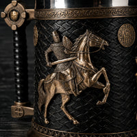 Gros plan sur le chevalier à cheval de la Chope de la Croisade avec finition bronze vieilli et texture noire sculptée.