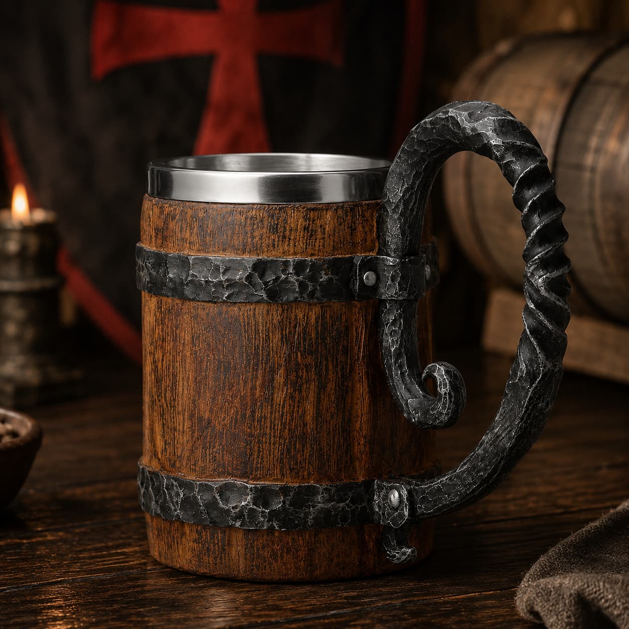Chope de la Taverne en résine avec intérieur en acier inoxydable dans une ambiance de taverne médiévale chaleureuse.