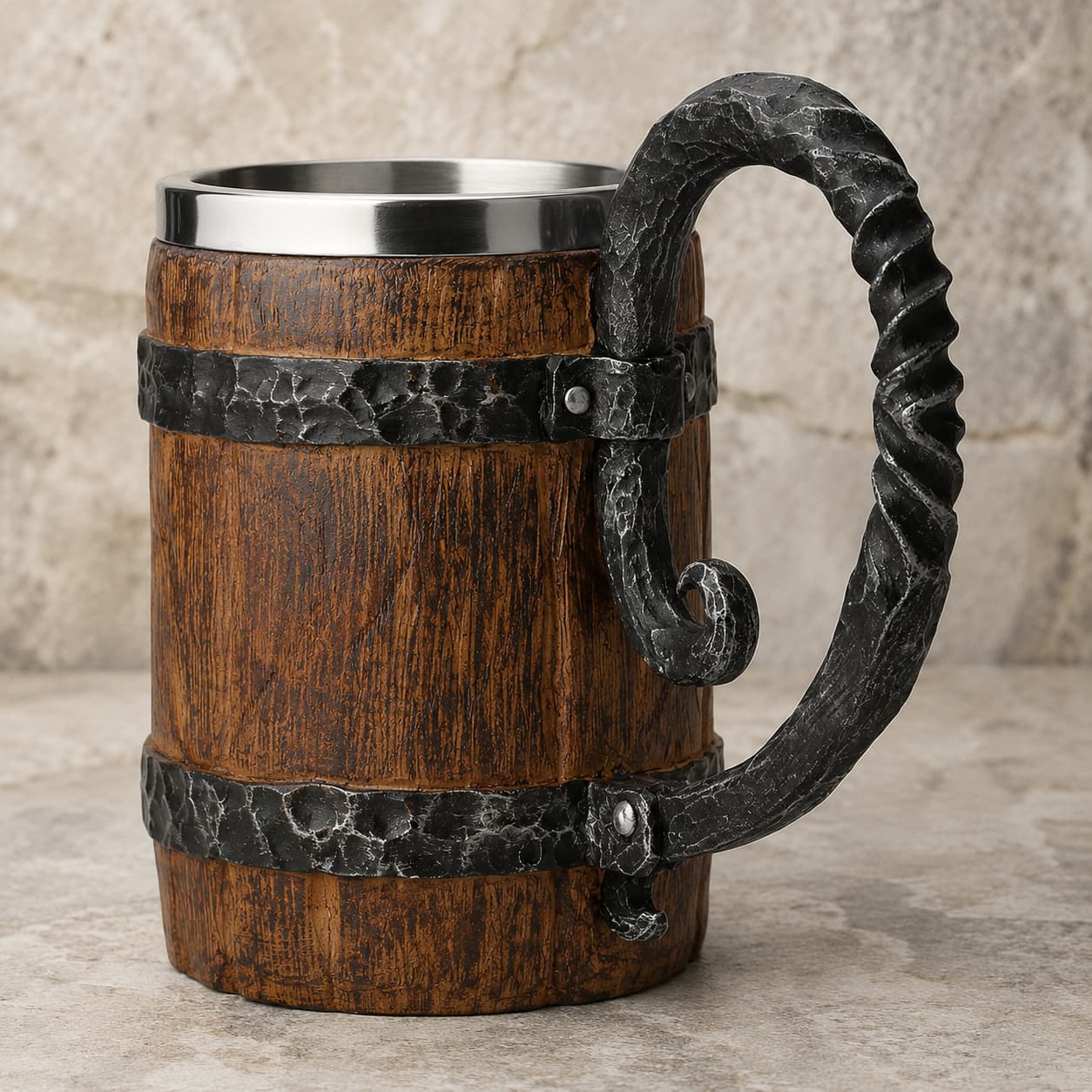 Chope de la Taverne en résine avec intérieur en acier inoxydable sur fond de pierre médiévale claire.
