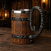 Chope de la Taverne en résine et acier inoxydable présentée en vue angle sur une table en bois ancien sombre.