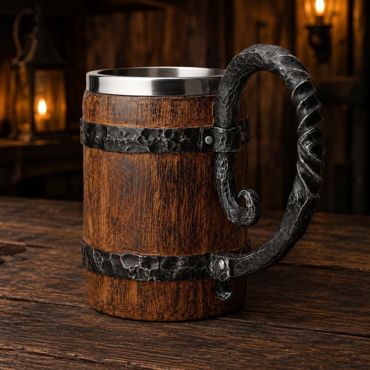 Chope de la Taverne en résine et acier inoxydable présentée en vue angle sur une table en bois ancien sombre.