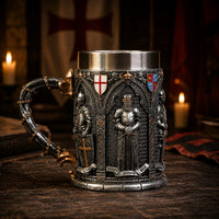 Chope des Chevaliers Templiers en résine avec intérieur en acier inoxydable dans une ambiance de taverne médiévale avec bougies et bannière templière.