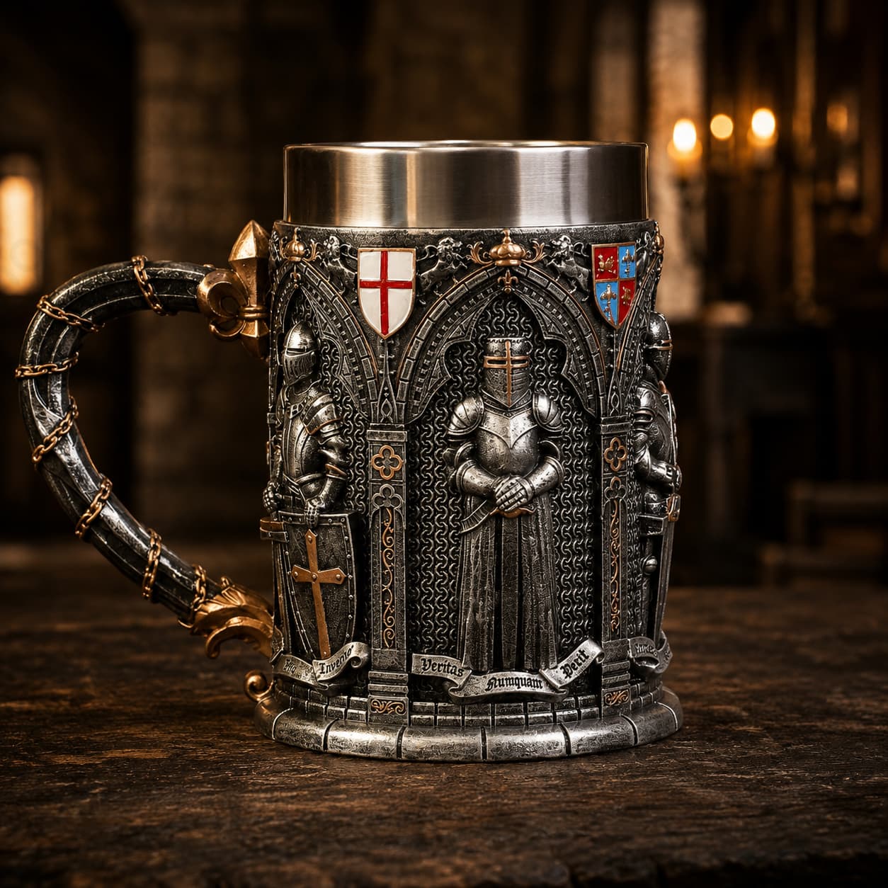 Chope des Chevaliers Templiers en résine avec intérieur en acier inoxydable sur table en bois ancien sombre.