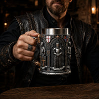 Homme tenant la Chope des Chevaliers Templiers en résine avec intérieur en acier inoxydable dans une taverne médiévale sombre.