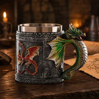 Chope du Chasseur de Dragon en résine avec intérieur en acier inoxydable dans une ambiance de taverne médiévale éclairée à la bougie.
