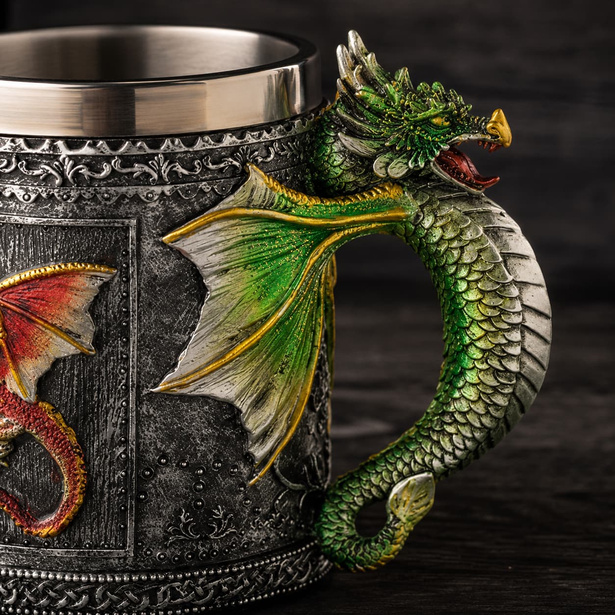 Gros plan sur l’anse dragon sculptée de la Chope du Chasseur de Dragon avec écailles vertes et détails dorés.