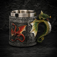Chope du Chasseur de Dragon en résine avec intérieur en acier inoxydable sur fond d’ardoise sombre médiévale.