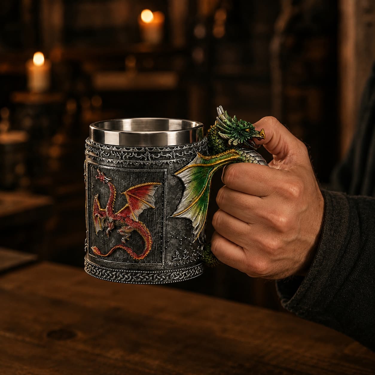 Homme tenant la Chope du Chasseur de Dragon en résine avec intérieur en acier inoxydable dans un décor sombre de taverne médiévale.