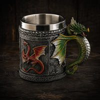 Chope du Chasseur de Dragon en résine et acier inoxydable présentée en vue angle sur une table en bois ancien sombre.