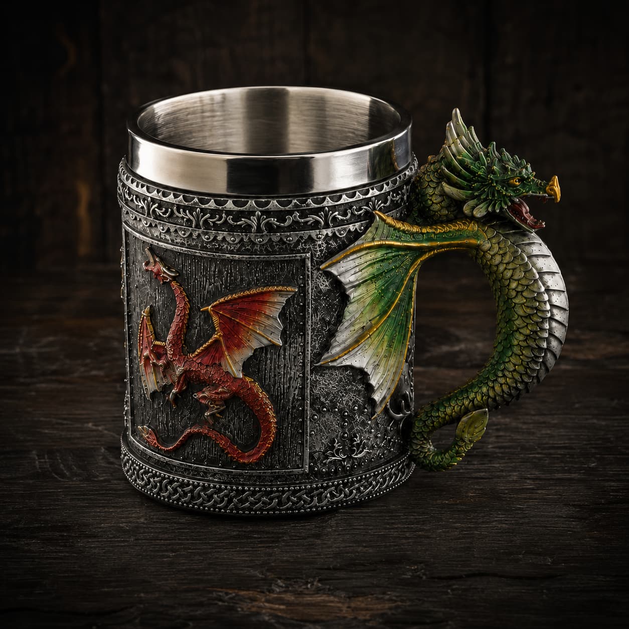 Chope du Chasseur de Dragon en résine et acier inoxydable présentée en vue angle sur une table en bois ancien sombre.