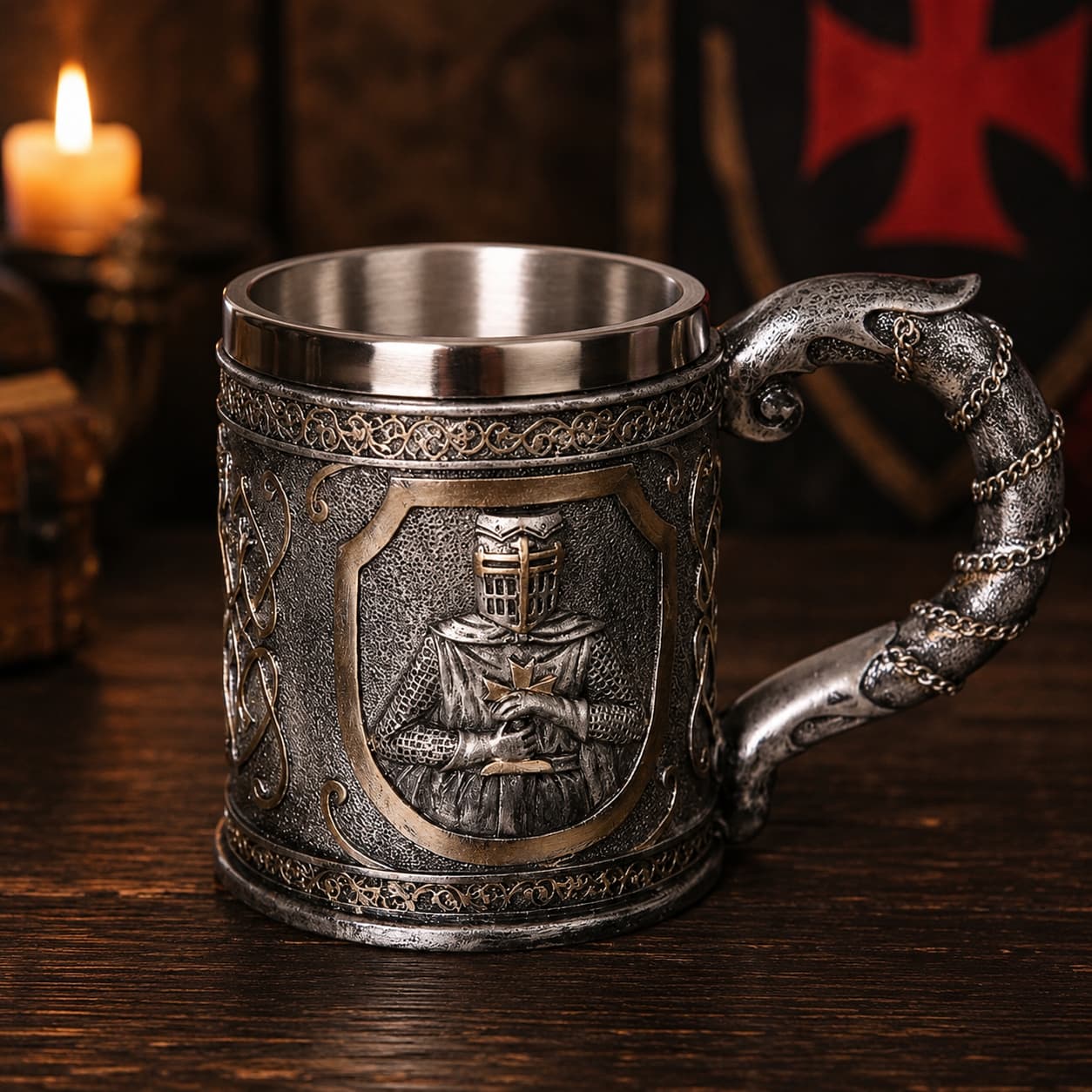 Chope du Festin Templier en résine avec intérieur en acier inoxydable dans une ambiance de taverne médiévale.