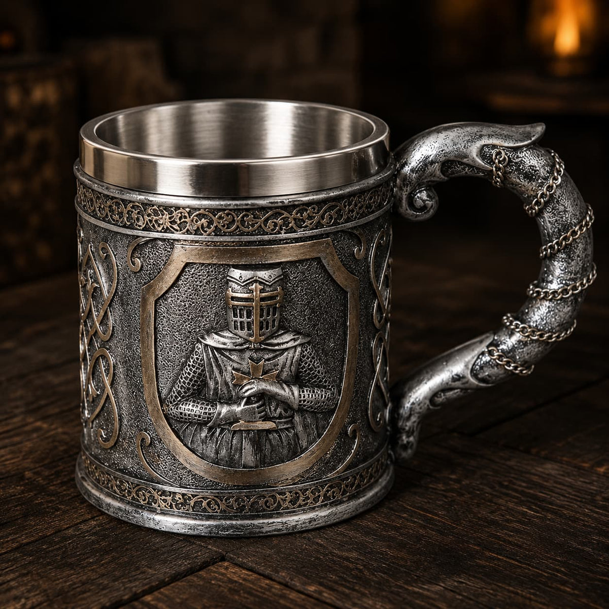 Chope du Festin Templier en résine avec intérieur en acier inoxydable sur table en bois ancien sombre.