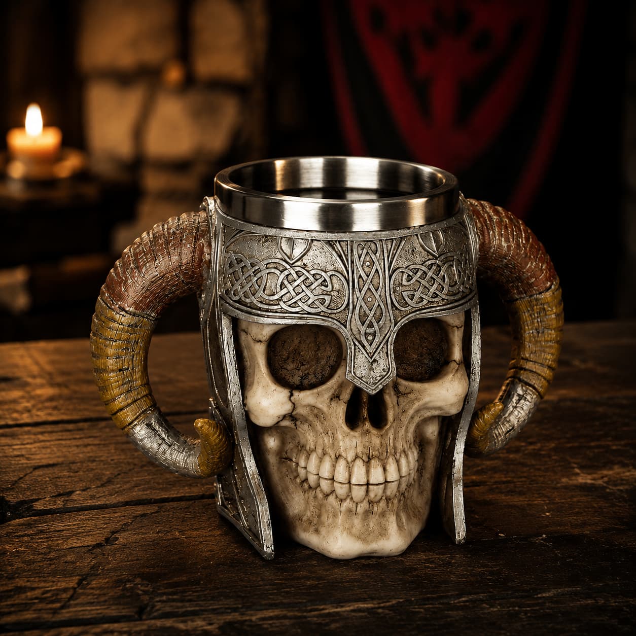 Chope du Guerrier Nordique en résine avec intérieur en acier inoxydable dans une ambiance de taverne médiévale sombre et chaleureuse.