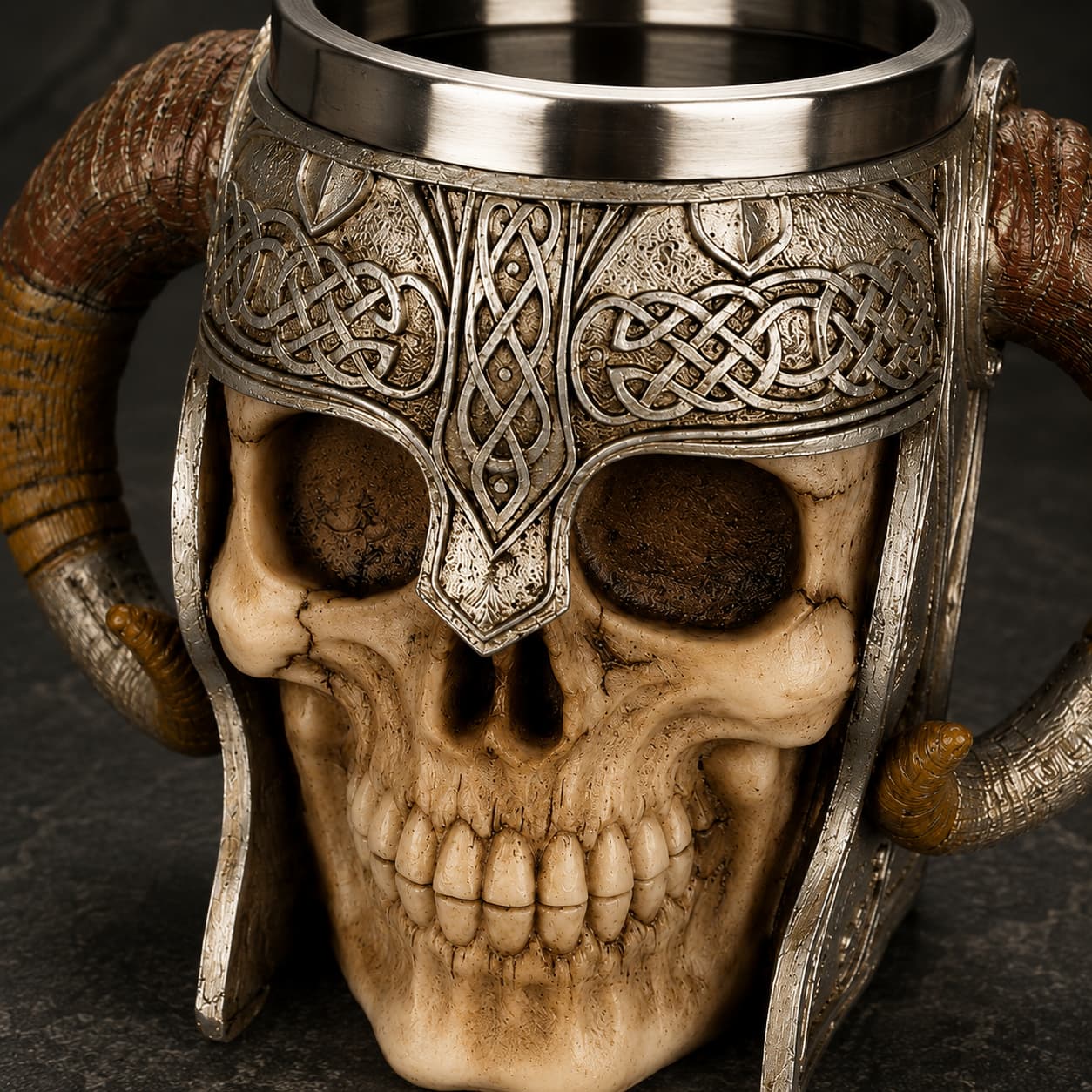 Gros plan sur le crâne et le casque gravé de la Chope du Guerrier Nordique avec cornes sculptées et finition métal vieilli.