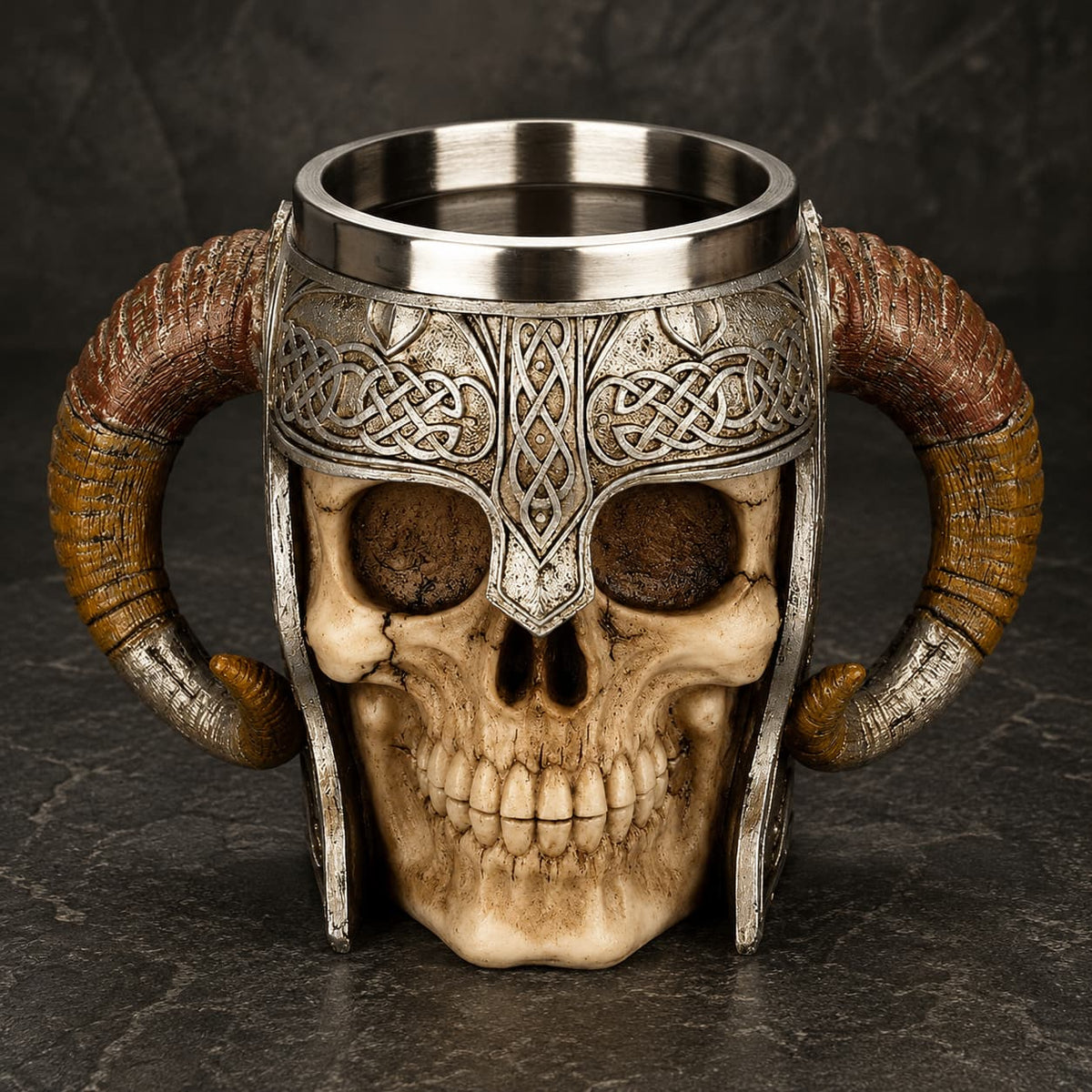 Chope du Guerrier Nordique en résine avec intérieur en acier inoxydable sur fond d’ardoise sombre médiévale.