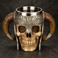 Chope du Guerrier Nordique en résine avec intérieur en acier inoxydable sur fond d’ardoise sombre médiévale.