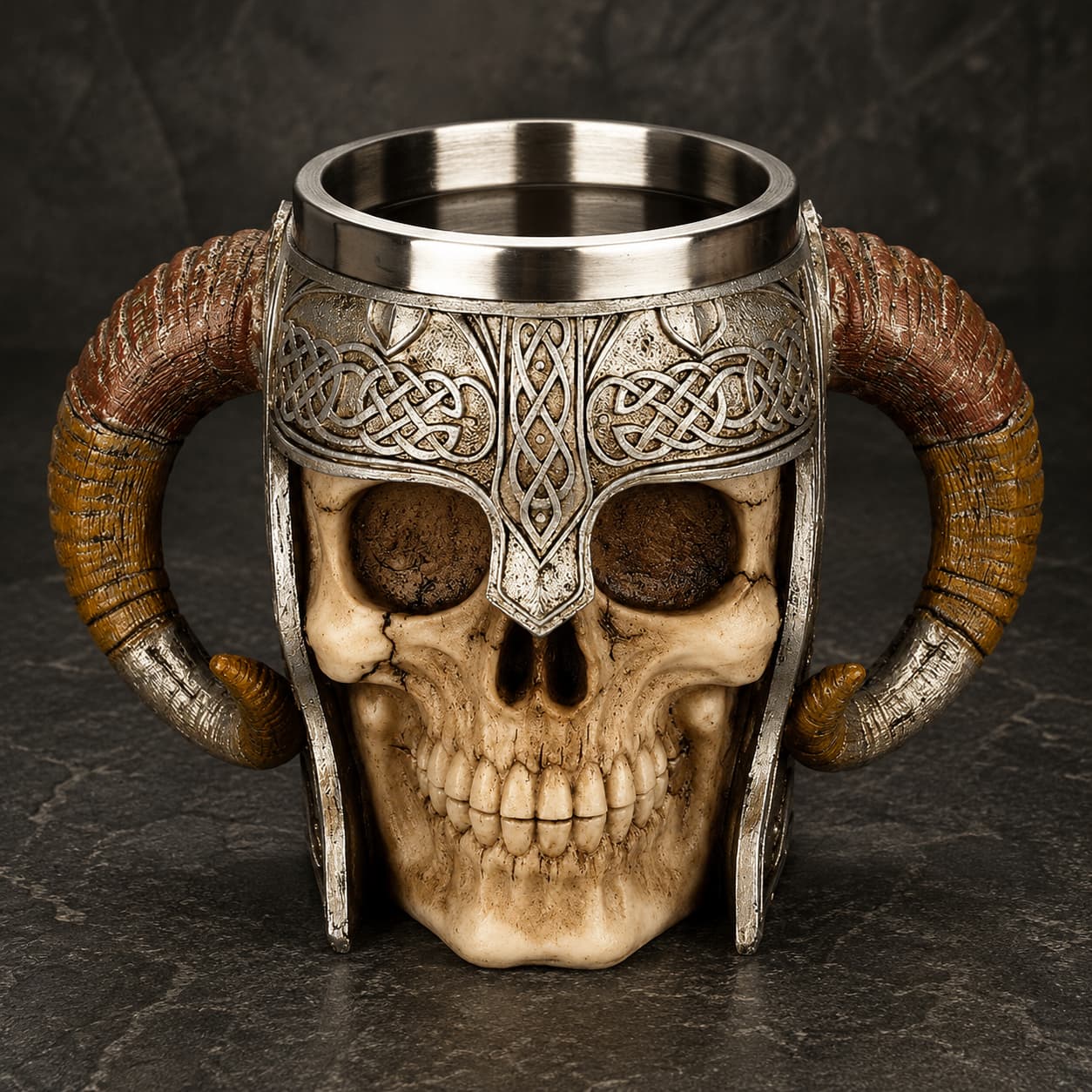 Chope du Guerrier Nordique en résine avec intérieur en acier inoxydable sur fond d’ardoise sombre médiévale.