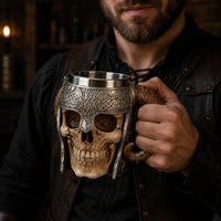 Homme tenant la Chope du Guerrier Nordique en résine avec intérieur en acier inoxydable dans un décor sombre de taverne médiévale.