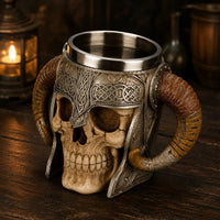 Chope du Guerrier Nordique en résine et acier inoxydable présentée en vue angle sur une table en bois ancien sombre.