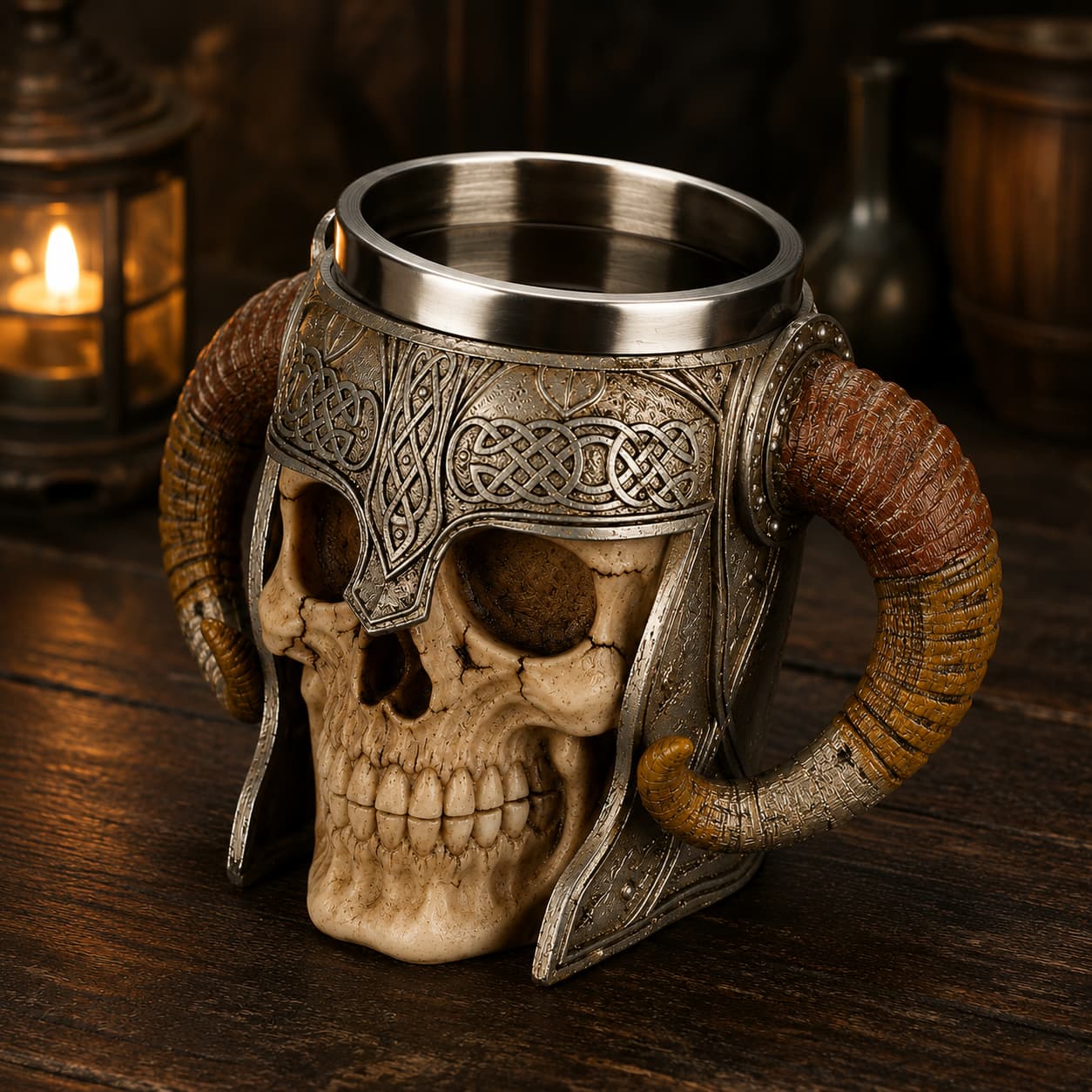 Chope du Guerrier Nordique en résine et acier inoxydable présentée en vue angle sur une table en bois ancien sombre.