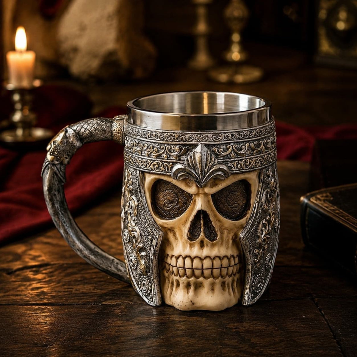 Chope du Guerrier en résine premium avec intérieur en acier inoxydable dans une ambiance de taverne médiévale éclairée à la bougie.