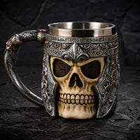 Chope du Guerrier en résine premium avec intérieur en acier inoxydable sur fond d’ardoise sombre médiévale.
