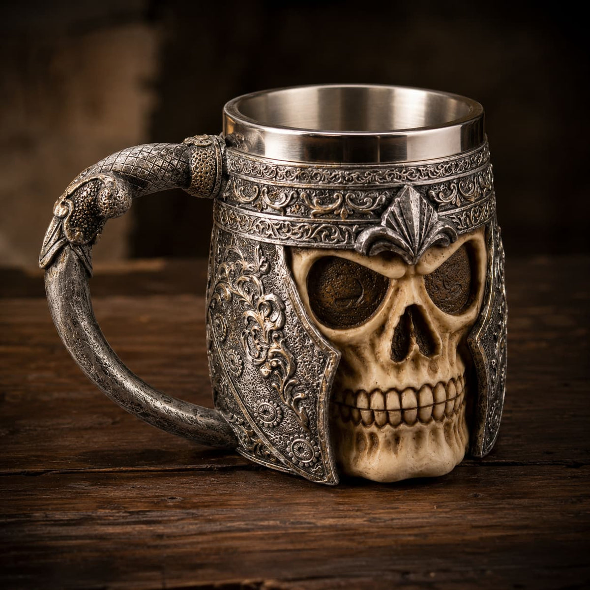 Chope du Guerrier en résine premium et acier inoxydable présentée en vue angle sur une table en bois ancien sombre.