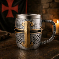Chope du Heaume Templier en résine avec intérieur en acier inoxydable dans une ambiance de taverne médiévale éclairée à la bougie.