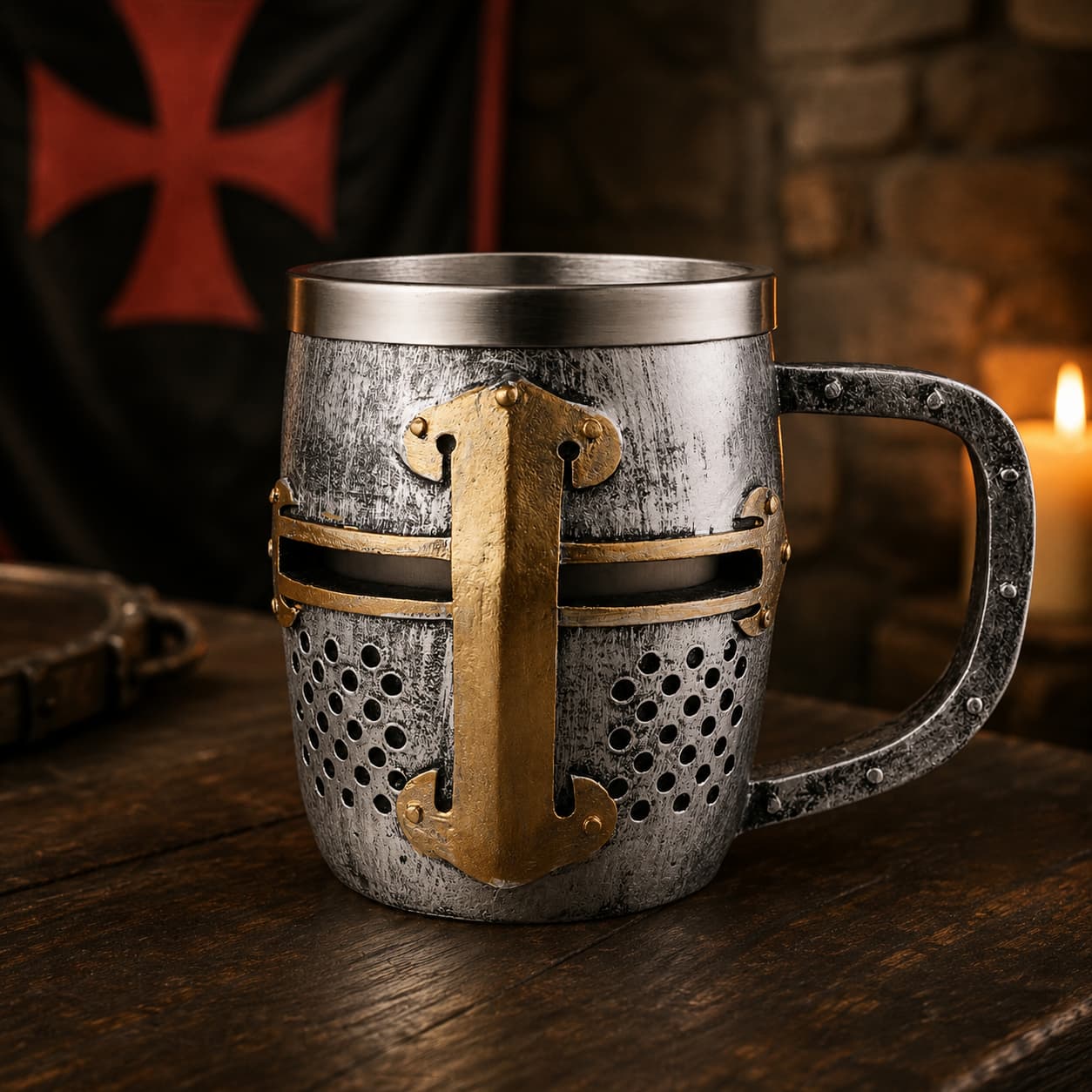 Chope du Heaume Templier en résine avec intérieur en acier inoxydable dans une ambiance de taverne médiévale éclairée à la bougie.
