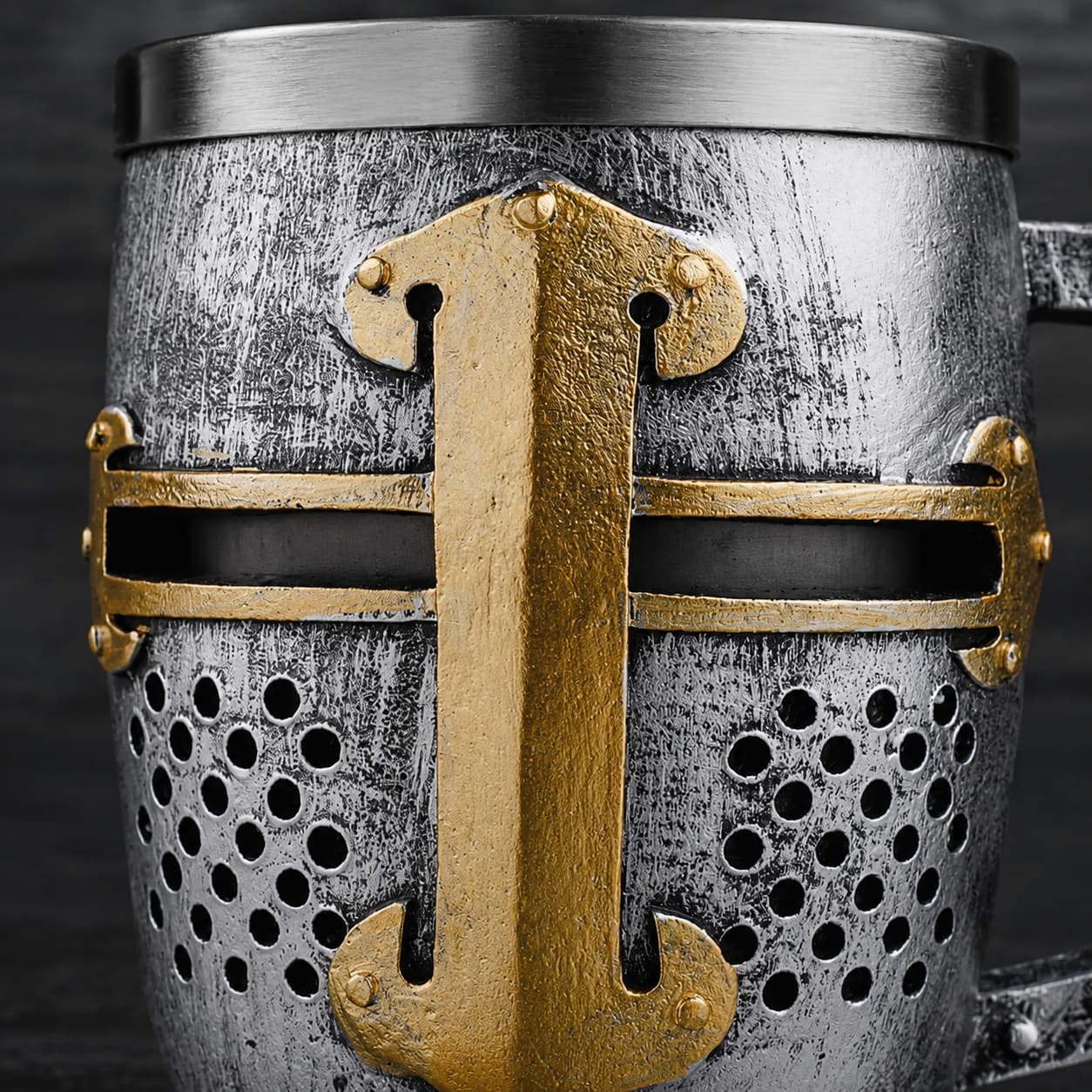 Gros plan sur le motif heaume doré de la Chope du Heaume Templier avec finition argent vieilli.