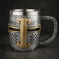 Chope du Heaume Templier en résine avec intérieur en acier inoxydable sur fond d’ardoise sombre médiévale.