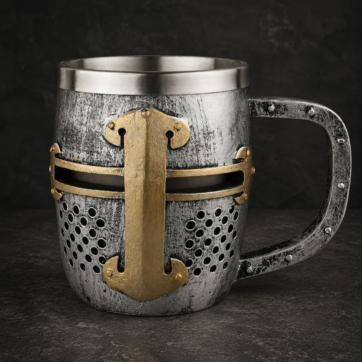 Chope du Heaume Templier en résine avec intérieur en acier inoxydable sur fond d’ardoise sombre médiévale.