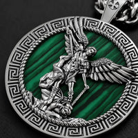Gros plan du pendentif Saint Michel en malachite avec reliefs argentés