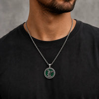 Collier de l’Archange de Malachite porté par un homme en t-shirt noir
