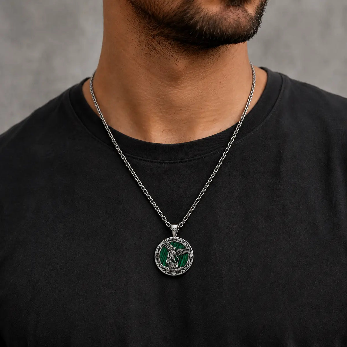 Collier de l’Archange de Malachite porté par un homme en t-shirt noir
