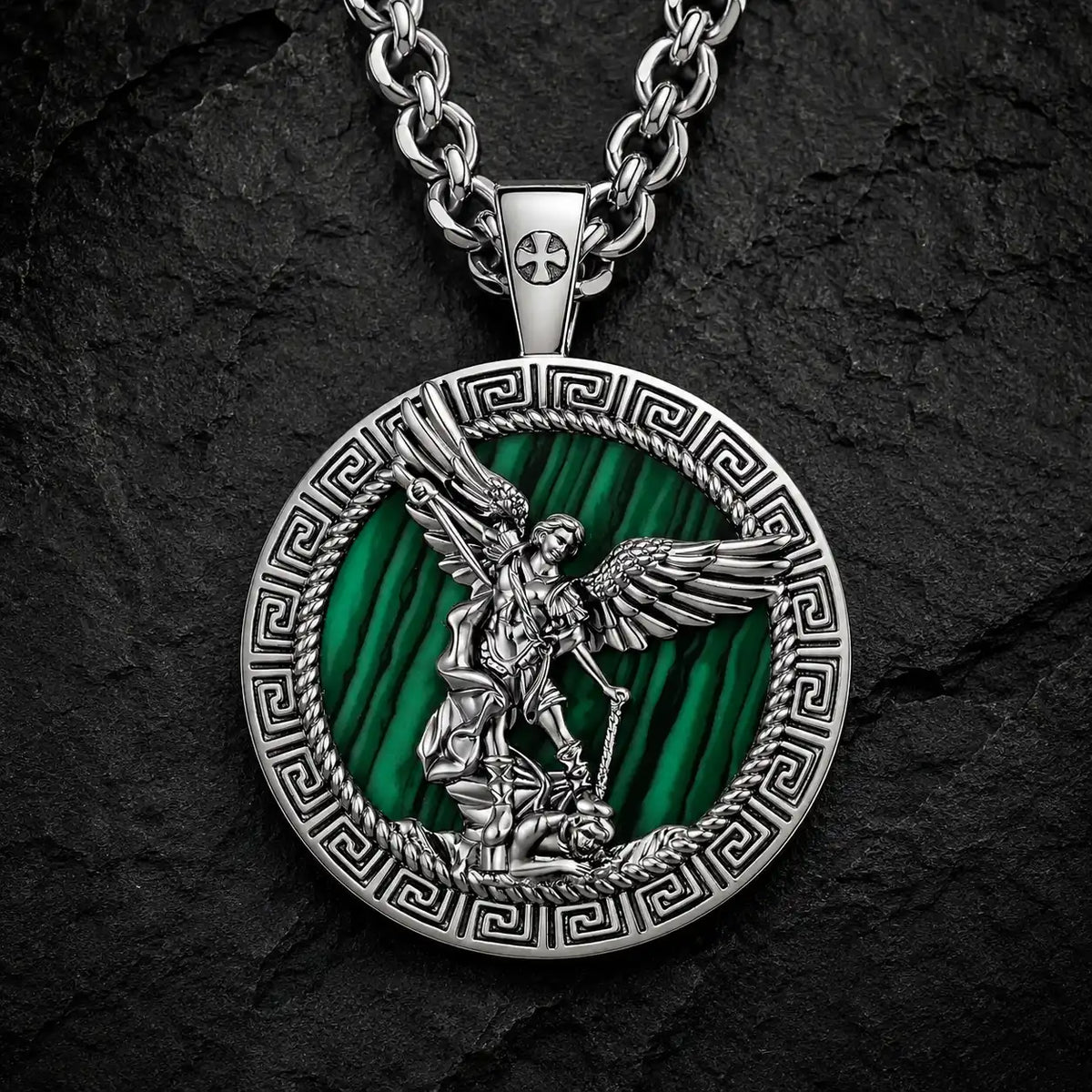 Collier de l’Archange de Malachite avec Saint Michel sur fond d’ardoise sombre