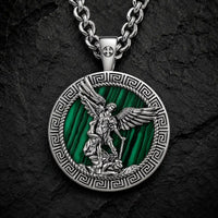 Collier de l’Archange de Malachite avec Saint Michel sur fond d’ardoise sombre
