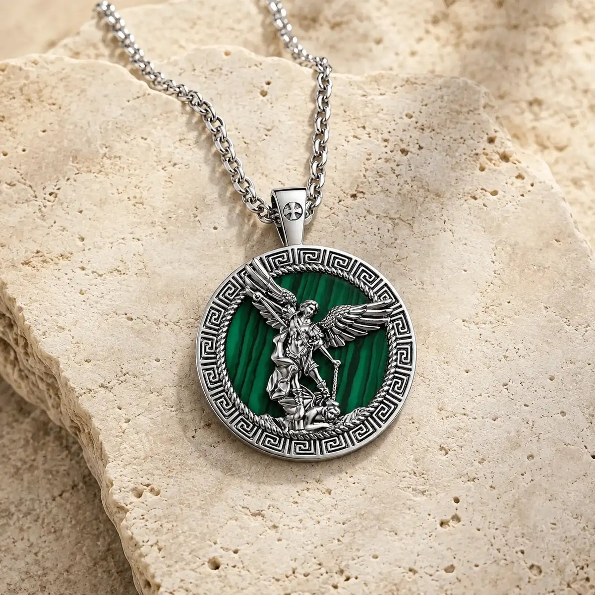 Collier Saint Michel en malachite posé sur pierre médiévale claire