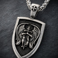 Gros plan du pendentif du Collier de l’Archange Michel avec ange guerrier en acier inoxydable