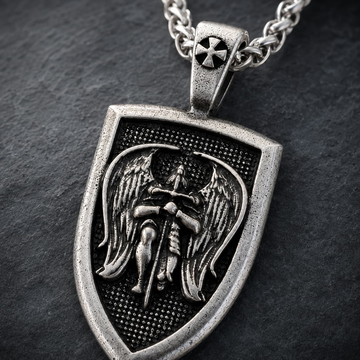 Gros plan du pendentif du Collier de l’Archange Michel avec ange guerrier en acier inoxydable