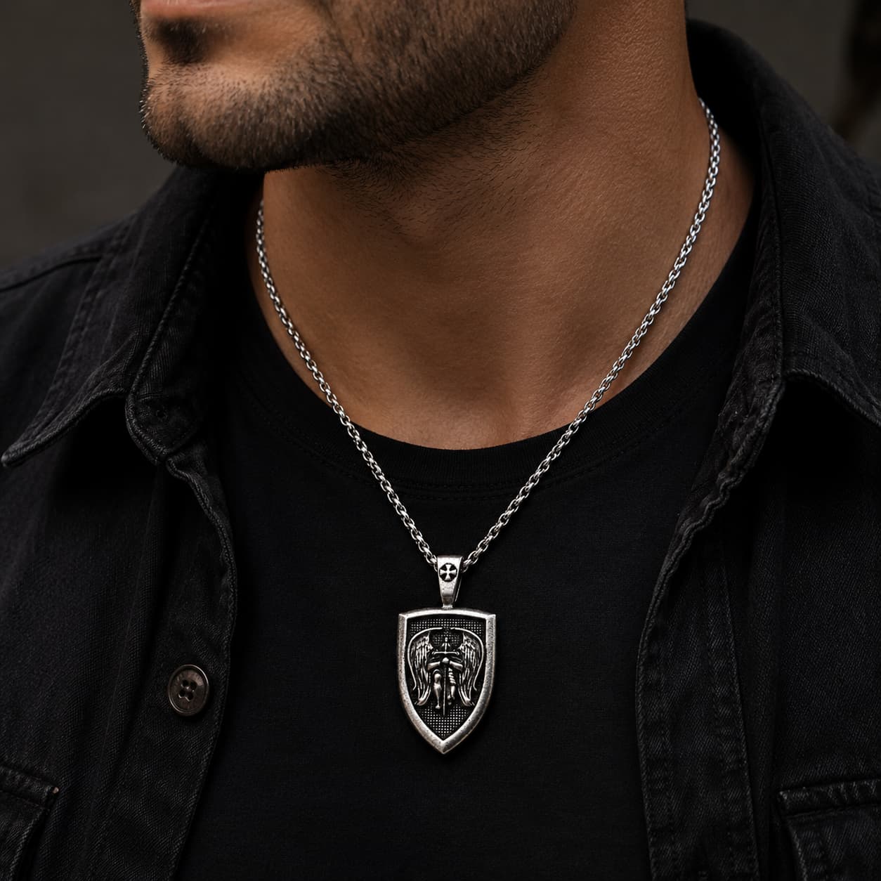 Collier de l’Archange Michel porté par un homme avec tenue noire et veste sombre