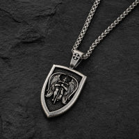 Vue angle du Collier de l’Archange Michel en acier inoxydable sur fond ardoise sombre texturée