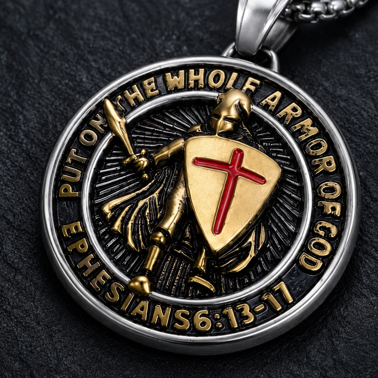 Gros plan du pendentif Armure du Templier avec chevalier, bouclier et inscription médiévale