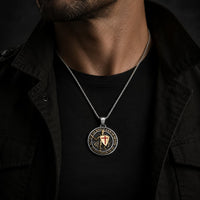 Collier Armure du Templier porté par un homme avec tenue noire et veste sombre