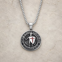 Variante argentée du Collier Armure du Templier en acier inoxydable sur fond pierre médiévale claire