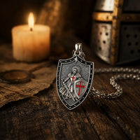 Collier du Bouclier du Croisé en cuivre dans un décor médiéval sombre